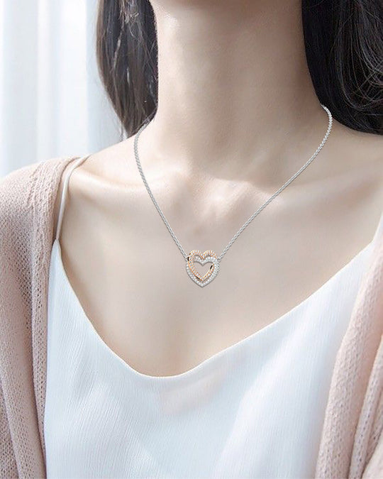 ketting dames zilver met twee hartjes en zirkonia steentjes om nek | cadeauplek