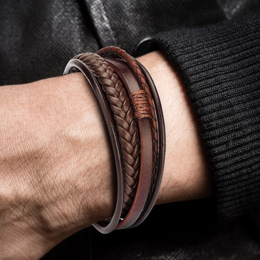 luxe leren armband bruin heren met rvs sluiting op arm | cadeauplek